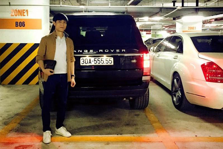 Ngoài chiếc SUV siêu sang Rolls-Royce Cullinan ra, ông chủ của chuỗi cầm đồ F88 còn hay di chuyển trên một chiếc xe SUV hạng sang Range Rover biển tứ quý 5 rất đẳng cấp và đắt tiền.