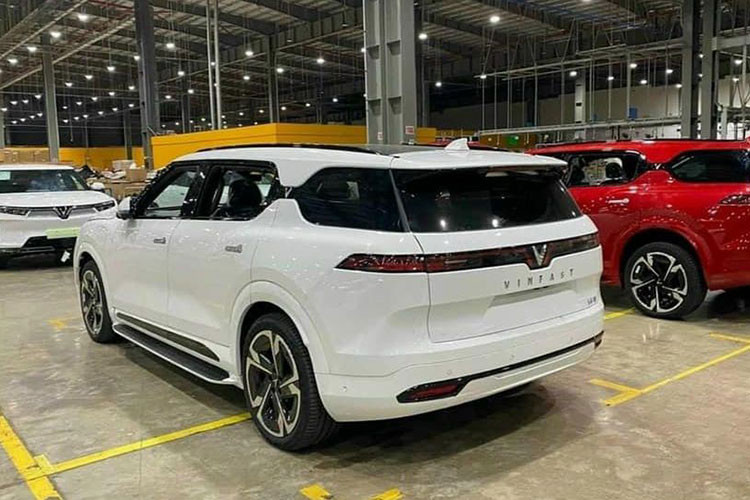 VinFast VF9 của Việt Nam cũng được tích hợp hệ thống trợ lái nâng cao (ADAS) với một số tính năng cấp độ 2, bộ ứng dụng tiện ích và giải trí thông minh (Smart Services) liên tục được cập nhật.