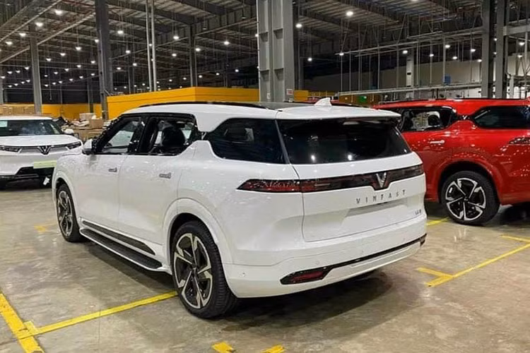 VinFast VF9 của Việt Nam cũng được tích hợp hệ thống trợ lái nâng cao (ADAS) với một số tính năng cấp độ 2, bộ ứng dụng tiện ích và giải trí thông minh (Smart Services) liên tục được cập nhật.