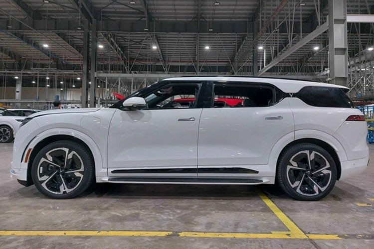 Về sức mạnh, VinFast VF9 được trang bị mô tơ điện có công suất tối đa lên tới 402 mã lực và mô-men xoắn cực đại 620 Nm. Bộ pin 92 kWh giúp xe có khả năng di chuyển tới 438 km sau mỗi lần sạc đầy đối với phiên bản Eco và 423 km đối với phiên bản Plus, theo tiêu chuẩn WLTP.