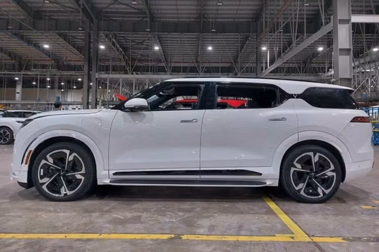 Về sức mạnh, VinFast VF9 được trang bị mô tơ điện có công suất tối đa lên tới 402 mã lực và mô-men xoắn cực đại 620 Nm. Bộ pin 92 kWh giúp xe có khả năng di chuyển tới 438 km sau mỗi lần sạc đầy đối với phiên bản Eco và 423 km đối với phiên bản Plus, theo tiêu chuẩn WLTP.