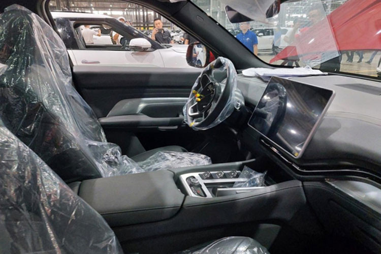 VinFast VF9 tại Việt Nam có 2 phiên bản là Eco và Plus với mức giá tương ứng 1,49 tỷ đồng và 1,68 tỷ đồng. Ở bản cao cấp nhất xe sẽ được trang bị cửa sổ trời toàn cảnh, màn hình giải trí trung tâm 15,6 inch, 2 ghế trước tích hợp massage, thông gió và sưởi, màn hình giải trí 8 inch cho hàng ghế thứ hai, màn hình hiển thị HUD trên kính lái và gương chiếu hậu ngoài xe chống chói tự động.