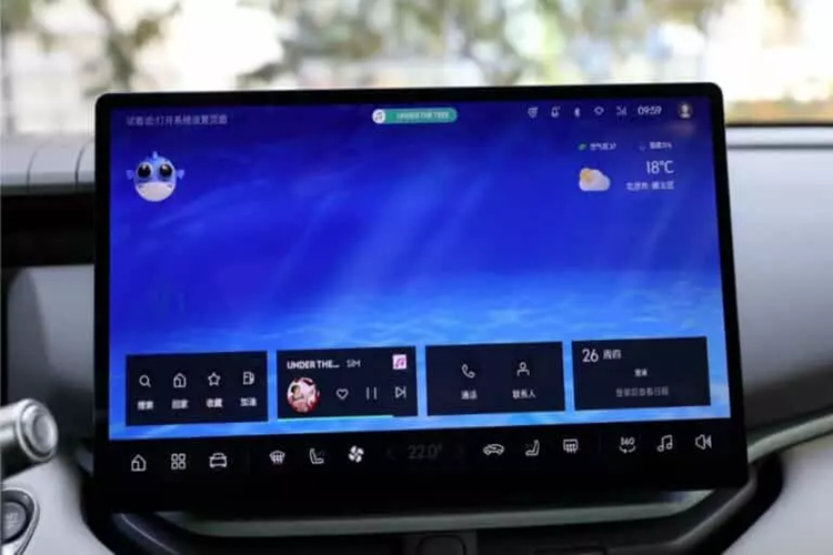 Về thiết kế, điểm nhấn của Lynk &amp; Co 06 EM-P phải đáng nói nhiều nhất chính là việc đèn hậu dạng xuyên thấu bao gồm 330 bóng LED. Logo Lynk &amp; Co ở chính giữa đuôi xe cũng có thể phát sáng, giúp chiếc xe dễ nhận biết hơn.