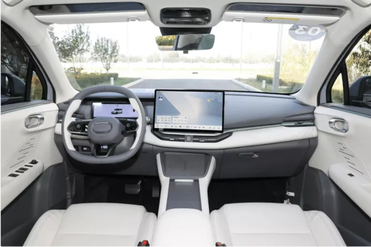 Được định vị là mẫu SUV cỡ nhỏ, Lynk &amp; Co 06 EM-P tại Trung Quốc có kích thước chiều dài, chiều rộng và chiều cao lần lượt là 4.350 mm x 1.820 mm x 1.625 mm, chiều dài cơ sở 2.640 mm, như vậy, phiên bản này dài hơn 10 mm so với mẫu Lynk &amp; Co 06 đang bán ra thị trường.