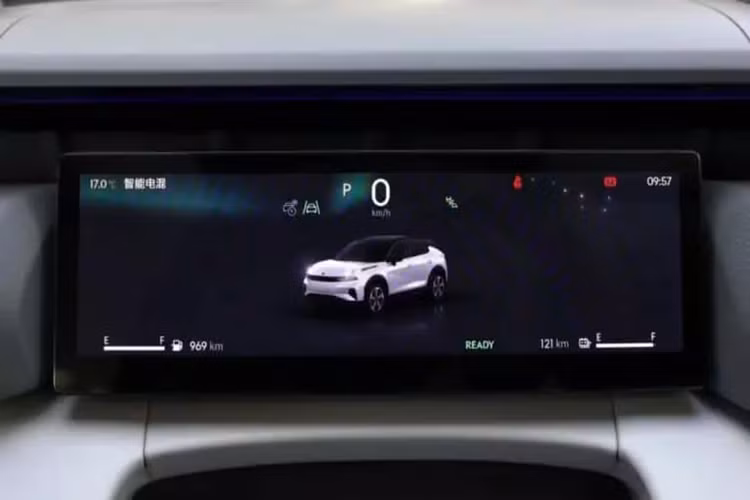 Bên trong, nội thất được trang bị bảng đồng hồ 10,2 inch, màn hình điều khiển trung tâm dạng nổi 14,6 inch, vô lăng ba chấu đáy phẳng. Nền tảng điện toán của buồng lái được cung cấp bởi chip 7nm cấp ô tô Dragon Eagle-1 do Geely tự phát triển, đây là chip 7nm cấp ô tô được phát triển trong nước đầu tiên của Trung Quốc.