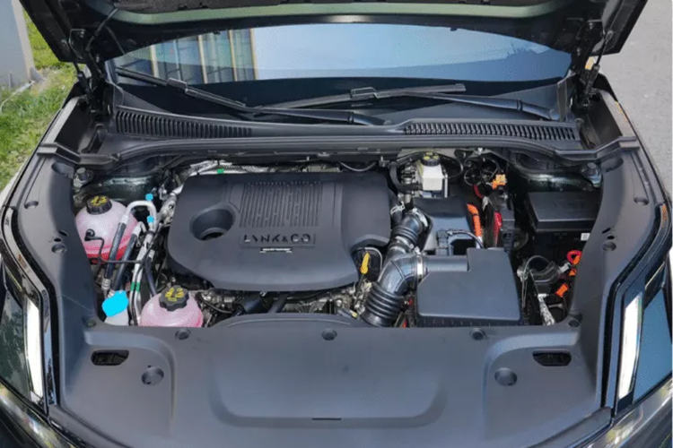 Tiếp đến, Lynk &amp; Co 06 EM-P chạy trên hệ điều hành đến từ Lynk OS N. Đồng thời, sạc không dây 50W có sẵn trên bảng điều khiển trung tâm. Cuối cùng, sức mạnh đến từ hệ thống plug-in hybrid bao gồm động cơ hút khí tự nhiên 1,5 lít có tên mã BHE15 và động cơ kép P1+P3, kết hợp với động cơ 3DHT.