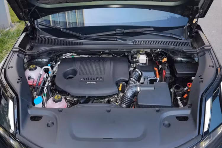 Tiếp đến, Lynk &amp; Co 06 EM-P chạy trên hệ điều hành đến từ Lynk OS N. Đồng thời, sạc không dây 50W có sẵn trên bảng điều khiển trung tâm. Cuối cùng, sức mạnh đến từ hệ thống plug-in hybrid bao gồm động cơ hút khí tự nhiên 1,5 lít có tên mã BHE15 và động cơ kép P1+P3, kết hợp với động cơ 3DHT.