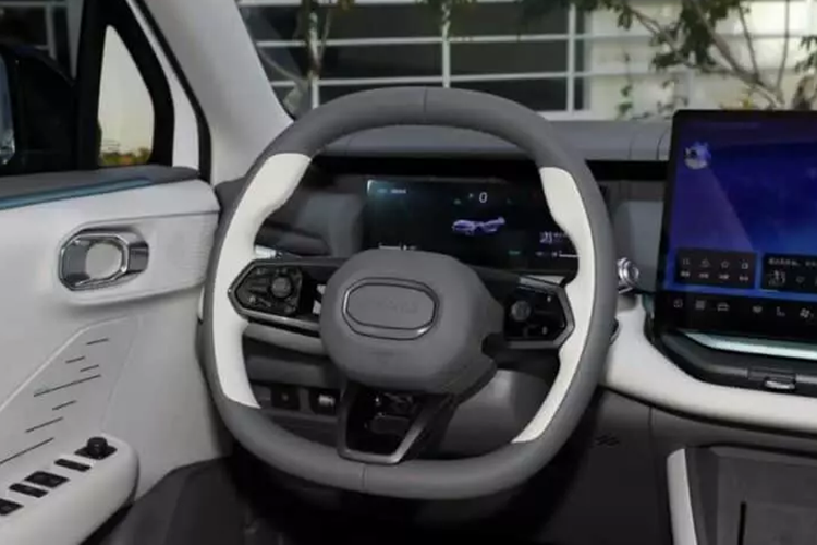 Lynk &amp; Co 06 EM-P có 5 màu ngoại thất để bạn lựa chọn bao gồm là xanh Glacier, hồng anh đào, xanh sương mù, trắng muối bạc và xanh Aurora. Theo hãng, Lynk &amp; Co 06 EM-P có tổng cộng 38 không gian chứa đồ trên toàn bộ xe.