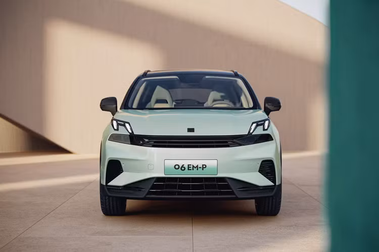 Hơn nữa, hai bộ pin có dung lượng: 9,11 kWh và 19,09 kWh, tương ứng với phạm vi di chuyển thuần điện CLTC lần lượt là 56 km và 126 km. Phạm vi hoạt động toàn diện khi đổ đầy bình và sạc đầy có thể đạt tới 1.280 km. Khi sạc nhanh, việc sạc đầy pin từ 30% lên 80% mất 28 phút.