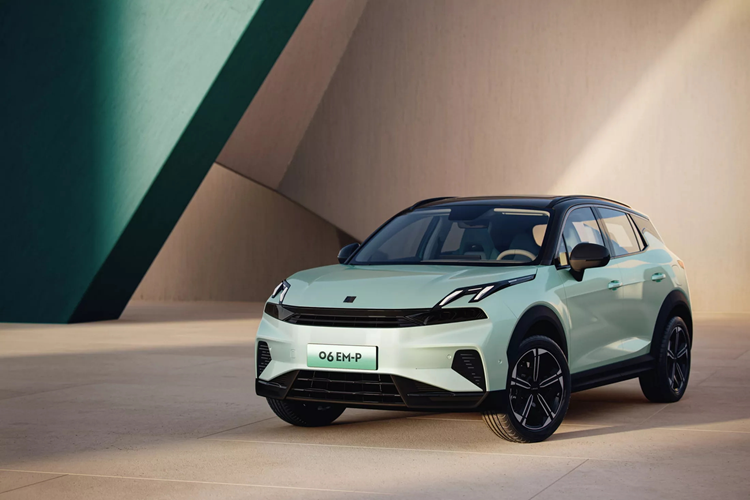 Công suất toàn diện của hệ thống là 220 mã lực và mô-men xoắn cực đại của hệ thống là 568 Nm. Thời gian tăng tốc chính thức của xe Lynk &amp; Co 06 EM-P từ vị trí xuất phát lên 100 km/h là 5,9 giây và mức tiêu thụ nhiên liệu WLTC trên 100 km là 4,98 lít.