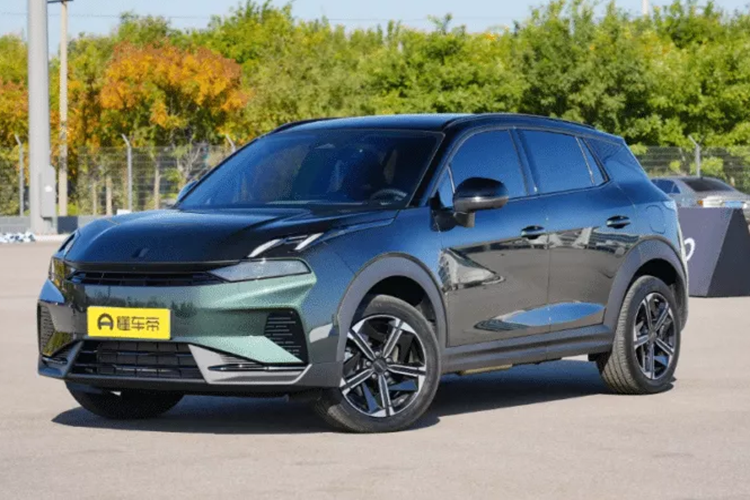 Cụ thể, mức giá xe Lynk &amp; Co 06 EM-P sẽ được bán tại thị trường Trung Quốc cho tổng cộng ba mẫu với mức từ 136.800 nhân dân tệ đến 156.800 nhân dân tệ (18.700 – 21.000 USD), tương đương 443 triệu đồng đến 508 triệu đồng.