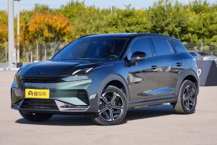 Cụ thể, mức giá xe Lynk &amp; Co 06 EM-P sẽ được bán tại thị trường Trung Quốc cho tổng cộng ba mẫu với mức từ 136.800 nhân dân tệ đến 156.800 nhân dân tệ (18.700 – 21.000 USD), tương đương 443 triệu đồng đến 508 triệu đồng.