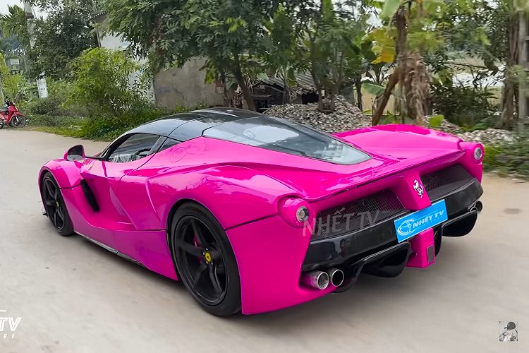 Nhìn từ bên ngoài, chiếc Ferrari LaFerrari của NHẾT TV gần như giống hoàn toàn với nguyên bản do nhà sản xuất siêu xe nước Ý sản xuất, từ thiết kế bên ngoài cho đến kích thước đều được sao chép một cách tỉ mỉ.