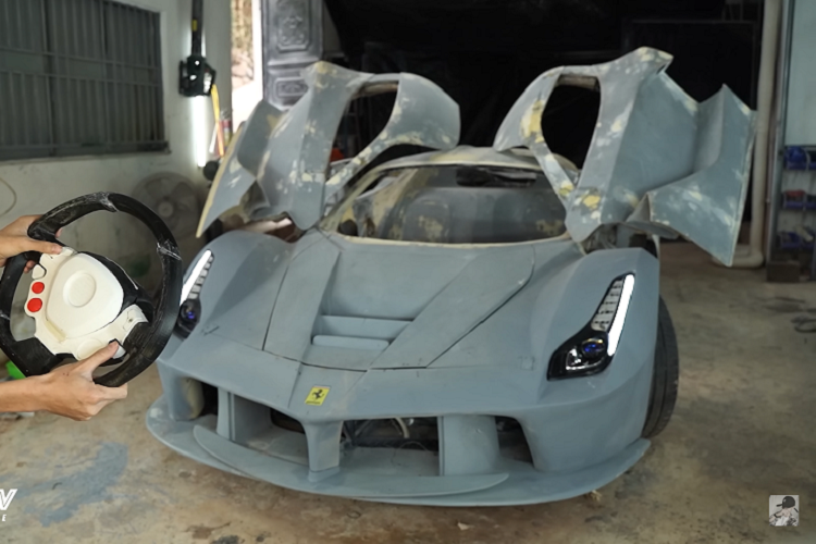 Các bộ phận khác như ghế ngồi, bảng điều khiển, vô lăng, lẫy chuyển số, cụm đồng hồ và các thành phần đặt làm riêng khác được thiết kế theo phong cách của LaFerrari. Xe cũng được trang bị bộ mâm năm chấu sơn đen, phần cánh gió phía sau có thể điều chỉnh và hệ thống đèn chiếu sáng Led cũng được lắp đặt lên chiếc xe này.