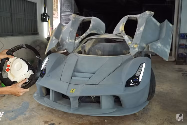 Các bộ phận khác như ghế ngồi, bảng điều khiển, vô lăng, lẫy chuyển số, cụm đồng hồ và các thành phần đặt làm riêng khác được thiết kế theo phong cách của LaFerrari. Xe cũng được trang bị bộ mâm năm chấu sơn đen, phần cánh gió phía sau có thể điều chỉnh và hệ thống đèn chiếu sáng Led cũng được lắp đặt lên chiếc xe này.