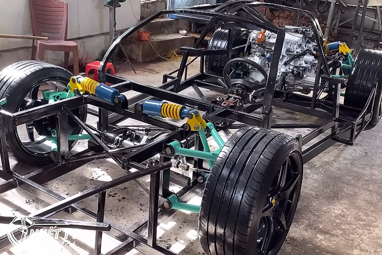 Riêng hệ truyền động của chiếc xe nhóm bạn trẻ đã lấy từ một chiếc Toyota Carina cũ nát được mua với giá chỉ khoảng gần 5 triệu đồng và điều chỉnh lại, vị trí động cơ 4 xi-lanh đã chuyển ra phía sau và sức mạnh được truyền xuống bánh sau.