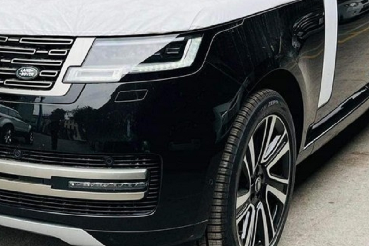 Một số chi tiết ở ngoại thất cũng như trong khoang lái chiếc xe Range Rover SE LWB đang được chào bán 12 tỷ đồng còn nguyên vẹn các lớp bảo vệ. Các trang bị tiện nghi có bên trong khoang lái xe Range Rover SE LWB như màn hình Pivo Pro có kích thước lên tới 13,1 inch, đăng sau vô lăng có sự xuất hiện của màn hình giải trí 11,4 inch và tùy phiên bản sẽ đi kèm trợ lý ảo Amazon Alexaxe.