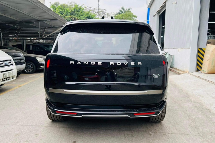 Range Rover thế hệ mới được trang bị hệ thống loa Meridian, ghế chỉnh điện 24 hướng có tính năng mát-xa. Về sức mạnh, xe đang được bán chính hãng tại Việt Nam đều được trang bị hệ truyền động hybrid (MHEV) với động cơ xăng, tăng áp, 6 xi-lanh, dung tích 3.0 lít, sản sinh ra công suất tối đa 355 mã lực và mô-men xoắn cực đại đạt 500 Nm.