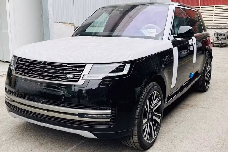 Dòng xe SUV hạng sang Range Rover thế hệ mới đã ra mắt tại Việt Nam từ tháng 7 năm ngoái với tổng cộng 4 phiên bản được bán ra bao gồm xe tiêu chuẩn, Autobiography, First Edition, Range Rover SV, tuy nhiên, thời gian từ lúc đặt mua cho đến khi nhận bàn giao phải mất nhiều tháng, khiến các khách hàng không muốn chờ đợi có phần phân vân.