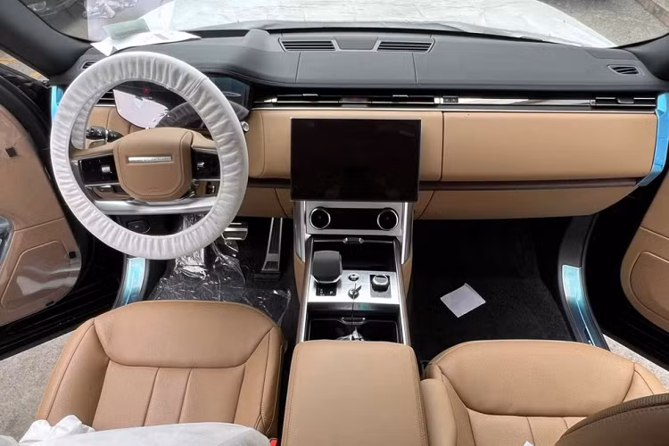 Hiện tại, trên trang chủ của hãng xe Land Rover Việt Nam đang để mức giá xe Range Rover SE LWB 2023 từ 10,379 tỷ đồng, mức giá bán này chưa bao gồm thêm các tùy chọn cũng như chi phí lăn bánh cho chiếc xe SUV hạng sang này.