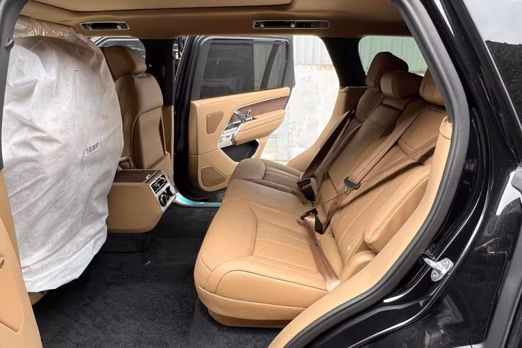 Hình ảnh cho các "thương lái" đăng tải cho thấy, ngoại thất chiếc Range Rover SE LWB đang được chào bán 12 tỷ đồng có màu đen cùng với các chi tiết mạ crôm sáng bóng hay bộ la-zăng của xe được sơn 2 tông màu tương phản.