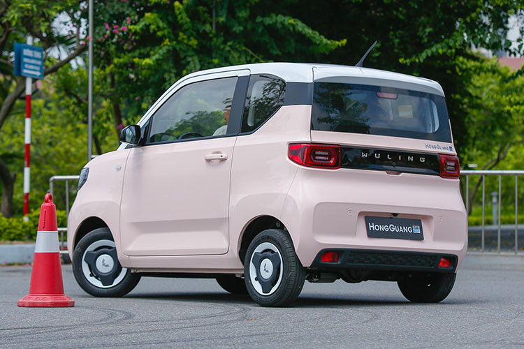 Wuling Hongguang MiniEV là một mẫu xe cơ bản với khả năng che mưa/nắng. Phạm vi di chuyển không cao chỉ được tối đa từ 120 - 170km, chỉ phù hợp với môi trường đô thị nhỏ. Tuy nhiên tại khu vực đông dân cư của các thành thị lớn, không phải người dùng nào cũng có thể đánh xe vào tận nhà để sạc.