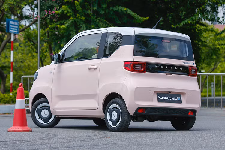 Wuling Hongguang MiniEV là một mẫu xe cơ bản với khả năng che mưa/nắng. Phạm vi di chuyển không cao chỉ được tối đa từ 120 - 170km, chỉ phù hợp với môi trường đô thị nhỏ. Tuy nhiên tại khu vực đông dân cư của các thành thị lớn, không phải người dùng nào cũng có thể đánh xe vào tận nhà để sạc.