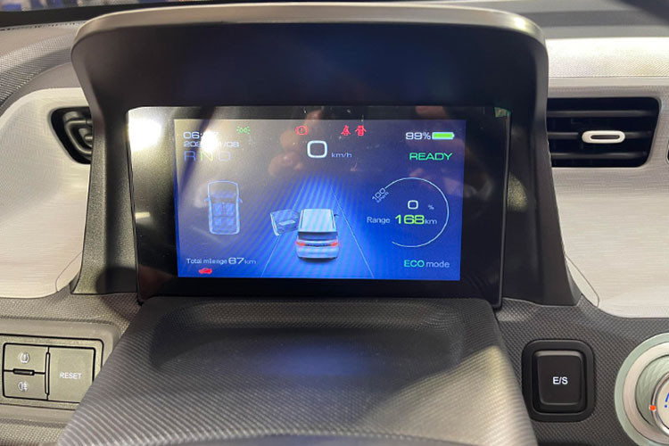 Cảm nhận ban đầu với Wuling Hongguang MiniEV, xe có độ trễ nhất định khi đạp chân ga. Nhờ trọng lượng toàn tải chỉ 1.020 kg và mô-men xoắn lớn, xe vẫn có khả năng tăng tốc khá nhanh nhạy nhưng không khiến người dùng cảm thấy “ngợp”.