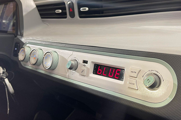 Mẫu xe mini này không có hộp số nhưng có hệ dẫn động cầu sau kèm 2 chế độ lái: Eco (Tiết kiệm) và Sport (Thể thao). Theo TMT, người dùng có thể sạc Wuling Hongguang MiniEV với nguồn điện dân dụng bằng bộ sạc di động theo xe. Thời gian sạc đầy từ 20% lên 100% sẽ mất 6,5 tiếng hoặc 9 tiếng, ứng với bản 120 km hoặc 170 km.