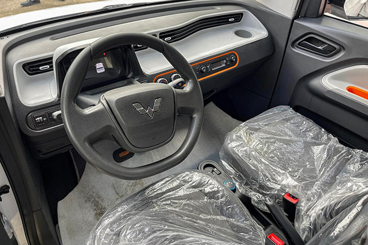 Bước vào bên trong, không gian của Hongguang MiniEV vẫn đem lại cảm giác dễ chịu ở hàng ghế đầu, trong khi hàng ghế sau khá chật đối với người lớn, chủ yếu phù hợp với trẻ em hoặc phục vụ mục đích chứa đồ. Nội thất của xe sử dụng chất liệu nhựa còn ghế được bọc nỉ.