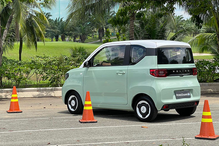 Wuling Hongguang MiniEV lắp ráp tại Việt Nam bởi TMT Motors, phân phối với 2 phiên bản gồm Tiêu chuẩn và Nâng cao. Mỗi phiên bản này đều có 2 tùy chọn gói pin 9,6kWh hoặc 13,4kWh tương ứng với quãng đường di chuyển tối đa 120km hoặc 170km.