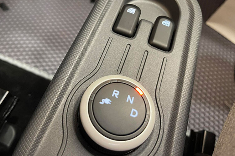 Vô-lăng của xe khá nhẹ, đủ đáp ứng khi cần đánh lái gấp. Tuy nhiên, thân xe tương đối lắc khi vào cua do khuyết thiếu hệ thống cần bằng điện tử. Tại bài thử nghiệm mô phỏng điều kiện giao thông trong những đoạn đường hẹp, ngõ nhỏ, xe điện Wuling Hongguang MiniEV cho cảm giác điều khiển khá nhẹ nhàng nhờ bán kính quay đầu chỉ 4,2m.