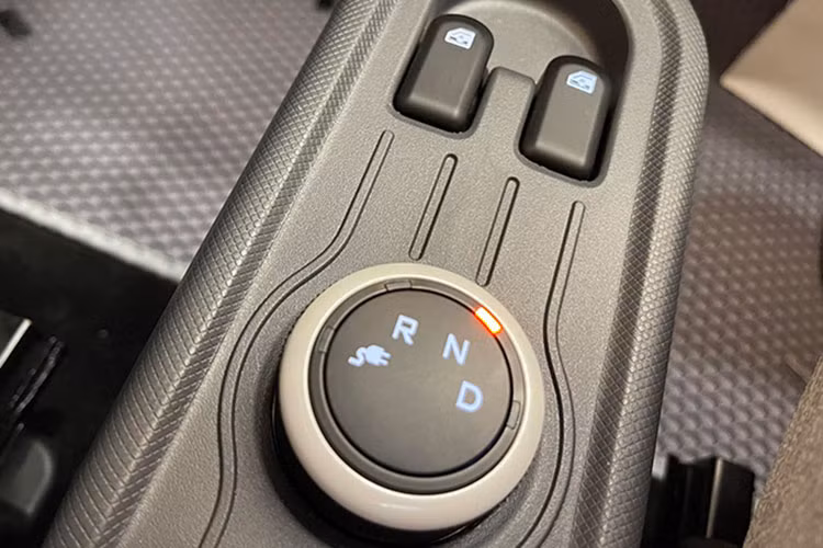 Vô-lăng của xe khá nhẹ, đủ đáp ứng khi cần đánh lái gấp. Tuy nhiên, thân xe tương đối lắc khi vào cua do khuyết thiếu hệ thống cần bằng điện tử. Tại bài thử nghiệm mô phỏng điều kiện giao thông trong những đoạn đường hẹp, ngõ nhỏ, xe điện Wuling Hongguang MiniEV cho cảm giác điều khiển khá nhẹ nhàng nhờ bán kính quay đầu chỉ 4,2m.