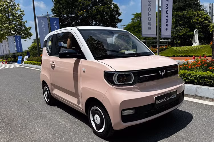 Bên cạnh đó, giá bán của xe so với hàm lượng trang bị vẫn còn chênh lệch, có phần hơi đắt theo ý kiến của nhiều người dùng. Nếu muốn thay đổi thói quen của người dùng, thuyết phục khách hàng từ bỏ xe máy để chuyển sang xe điện cỡ nhỏ, Wuling Hongguang MiniEV sẽ cần một mức giá tốt hơn và nên nâng cấp trang bị.