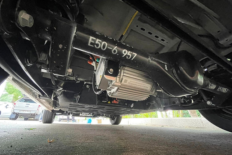 Wuling Hongguang MiniEV chỉ có những trang bị an toàn cơ bản như: phanh chống bó cứng ABS phía trước, phân bổ lực phanh điện tử EBD, camera lùi, cảm biến sau, giám sát áp suất lốp, cảnh báo người đi bộ khi xe đi ở tốc độ thấp và 1 túi khí duy nhất cho ghế lái. Thậm chí ở bản tiêu chuẩn, xe còn không được trang bị túi khí.