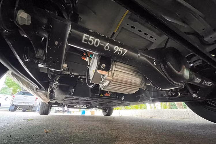 Wuling Hongguang MiniEV chỉ có những trang bị an toàn cơ bản như: phanh chống bó cứng ABS phía trước, phân bổ lực phanh điện tử EBD, camera lùi, cảm biến sau, giám sát áp suất lốp, cảnh báo người đi bộ khi xe đi ở tốc độ thấp và 1 túi khí duy nhất cho ghế lái. Thậm chí ở bản tiêu chuẩn, xe còn không được trang bị túi khí.