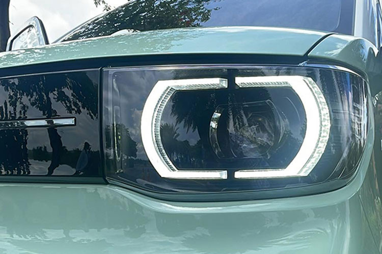 Cụm đèn pha trước của bản Nâng cao sử dụng bóng Projector, bao quanh bởi dải đèn LED định vị ban ngày, đèn sau dạng LED. Gương chiếu hậu của xe được sơn đen bóng, không được tích hợp xi-nhan điều hướng nhưng có chỉnh/gập điện trên bản cao.