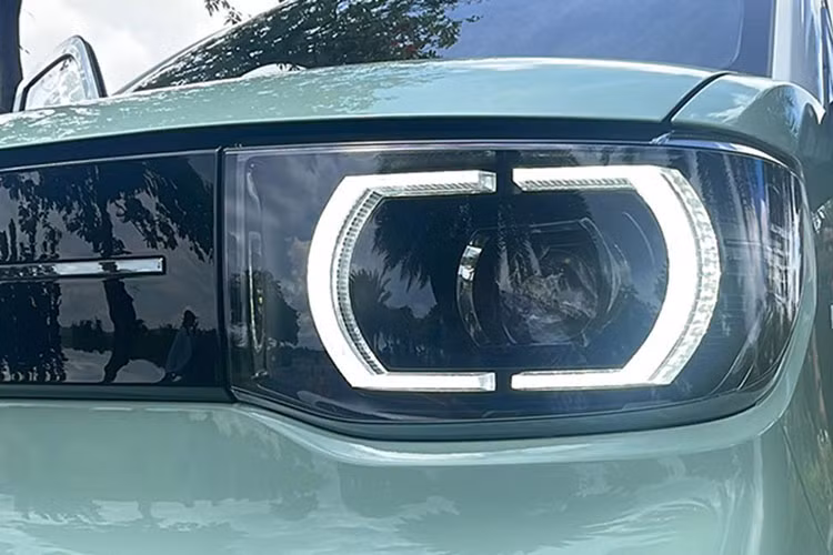 Cụm đèn pha trước của bản Nâng cao sử dụng bóng Projector, bao quanh bởi dải đèn LED định vị ban ngày, đèn sau dạng LED. Gương chiếu hậu của xe được sơn đen bóng, không được tích hợp xi-nhan điều hướng nhưng có chỉnh/gập điện trên bản cao.