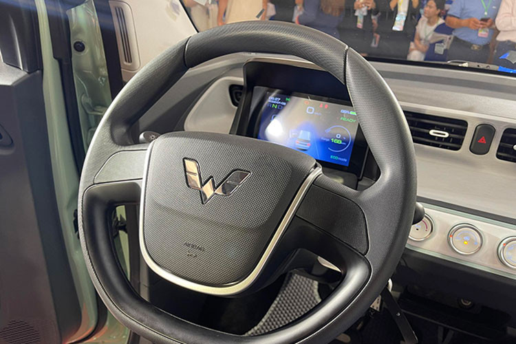 Mặt trên táp-lô bên phía ghế phụ có hộc đựng cốc khá tiện lợi, có thể dùng để làm mát thức uống. Kể cả trên bản nâng cao, xe cũng chỉ sở hữu các trang bị đơn giản. Bến dưới nắp ca-pô của Wuling Hongguang MiniEV là khối động cơ điện nhỏ có công suất tối đa 26,82 mã lực cùng mô-men xoắn cực đại đạt 85 Nm.