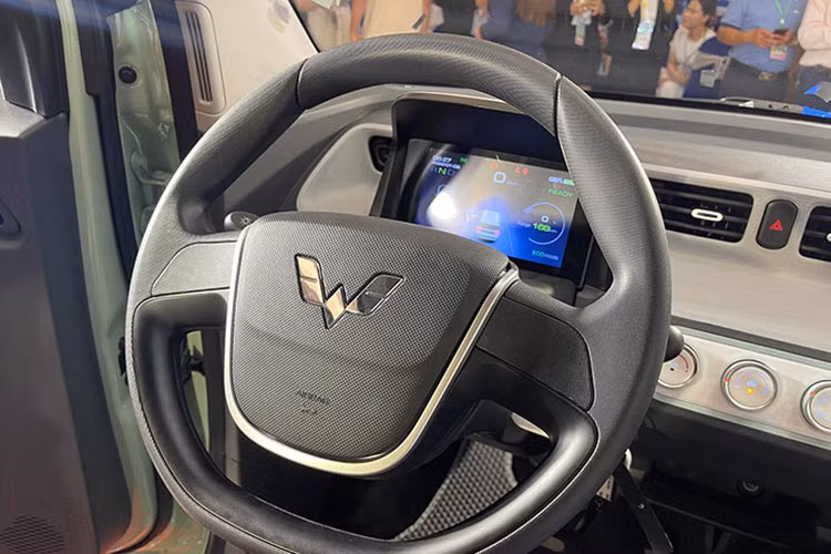 Mặt trên táp-lô bên phía ghế phụ có hộc đựng cốc khá tiện lợi, có thể dùng để làm mát thức uống. Kể cả trên bản nâng cao, xe cũng chỉ sở hữu các trang bị đơn giản. Bến dưới nắp ca-pô của Wuling Hongguang MiniEV là khối động cơ điện nhỏ có công suất tối đa 26,82 mã lực cùng mô-men xoắn cực đại đạt 85 Nm.