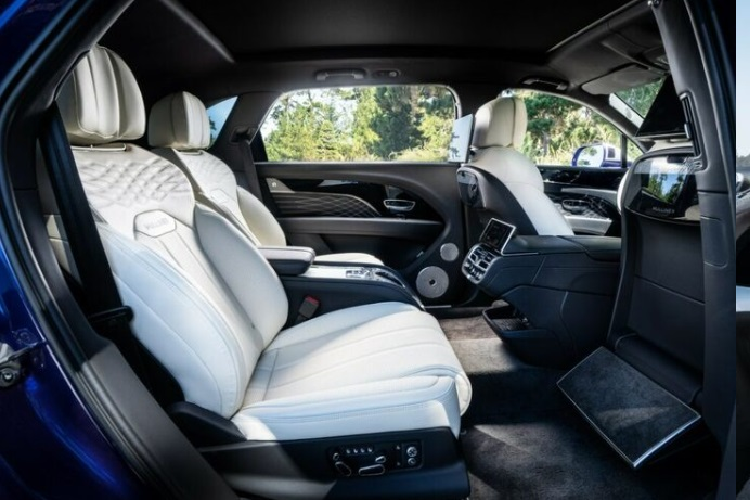 Bentayga EWB Mulliner 2023 cao cấp sở hữu ghế có tính năng chỉnh điện 22 hướng, tích hợp hệ thống điều hòa và thông gió giúp người dùng luôn được thư giãn, thoải mái.
