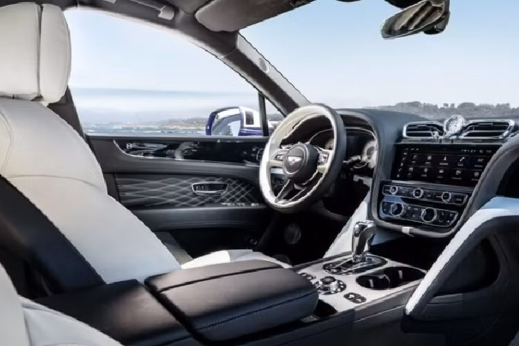 Phía trong khoang cabin, hãng xe sang Anh Quốc cung cấp 3 tùy chọn màu nội thất độc đáo, được sắp xếp cụ thể gồm màu chính, màu phụ và màu tạo điểm nhấn. Người mua có thể tùy ý kết hợp để tạo ra một màu nội thất ưng ý, phù hợp nhất với bản thân mình.