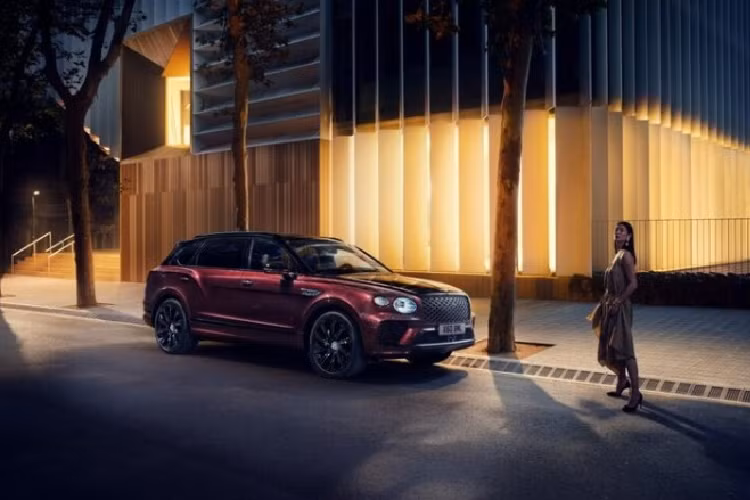 Mẫu SUV siêu sang Bentayga EWB Mulliner gây ấn tượng với lưới tản nhiệt được thiết kế dạng kim cương kép và các tấm lưới mạ crôm bên dưới hốc gió. Ở bản cao cấp này, xe được trang bị bộ mâm có kích thước lên đến 22 inch với ba màu hoàn thiện từ crom sáng đến đen bóng.