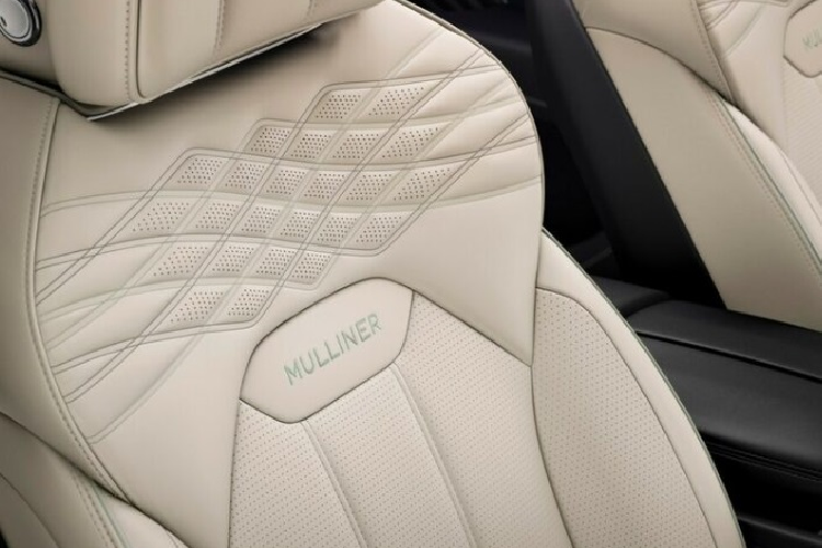 Ghế còn có thêm chức năng massage với 177 mức điều chỉnh khác nhau. Ở chế độ thư giãn, ghế có thể ngả gần 40 độ và mở thêm bệ để chân ở phía trước, giúp người dùng thoải mái tận hưởng chuyến đi.