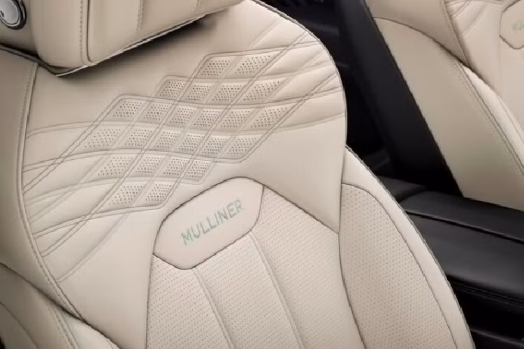 Ghế còn có thêm chức năng massage với 177 mức điều chỉnh khác nhau. Ở chế độ thư giãn, ghế có thể ngả gần 40 độ và mở thêm bệ để chân ở phía trước, giúp người dùng thoải mái tận hưởng chuyến đi.