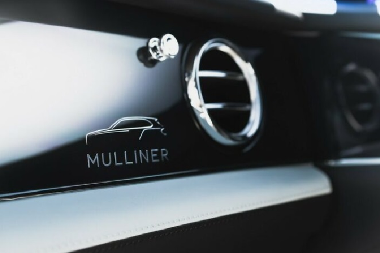 Ngoài ra, Bentayga EWB Mulliner còn có một số điểm nhấn nổi bật ở bảng điều khiển trung tâm như: chi tiết phay kim cương ba chiều, hoa văn mạ crôm Mulliner trên bệ trung tâm phía sau, đồng hồ Mulliner đặc biệt, đèn chiếu sáng kim cương Bentley và tính năng Bentley Diamond Illumination với hàng chục đèn phát sáng qua các lỗ nhỏ trên phần da của các cửa.