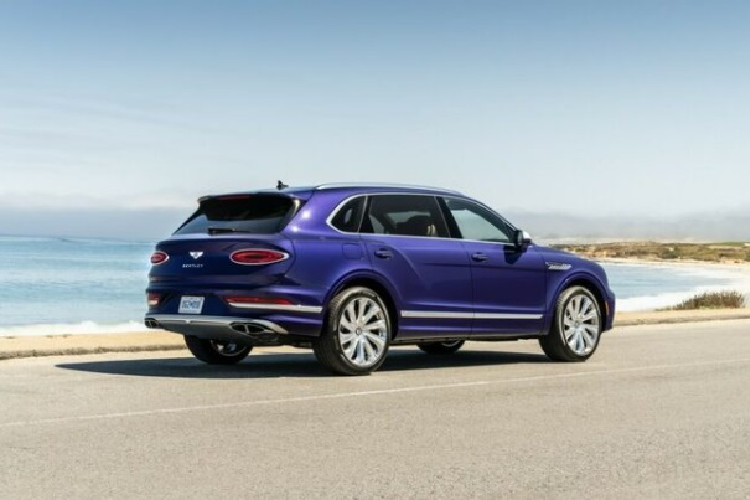 Nằm dưới nắp capo của Bentayga EWB Mulliner là khối động cơ V8 4.0 lít tăng áp kép sản sinh công suất 542 mã lực và mô-men xoắn 770 Nm. Sức mạnh này cho phép xe tăng tốc từ 0-96 km/giờ trong 4,5 giây, trước khi đạt tốc độ tối đa 290 km/giờ. Chiếc SUV cũng có hệ thống treo khí nén và hệ thống lái bánh sau, giúp cải thiện đáng kể khả năng cơ động ở tốc độ thấp.