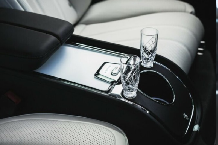 Hầu hết các chi tiết bên trong khoang nội thất đều được chế tạo từ những vật liệu thân thiện với môi trường. Xe có các tấm thảm Mulliner được làm từ 100% len, các chi tiết trang trí bằng gỗ màu đen Grand Black và dòng chữ Mulliner được thêu trên mỗi ghế. Loại da được sử dụng bên trong khoang lái là Olive Tan, một sản phẩm hữu cơ được làm từ trái ô liu.