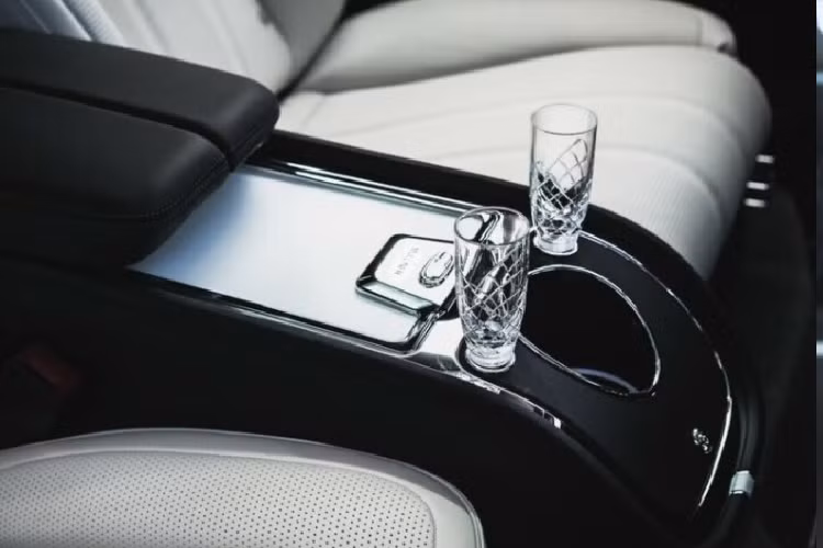 Hầu hết các chi tiết bên trong khoang nội thất đều được chế tạo từ những vật liệu thân thiện với môi trường. Xe có các tấm thảm Mulliner được làm từ 100% len, các chi tiết trang trí bằng gỗ màu đen Grand Black và dòng chữ Mulliner được thêu trên mỗi ghế. Loại da được sử dụng bên trong khoang lái là Olive Tan, một sản phẩm hữu cơ được làm từ trái ô liu.