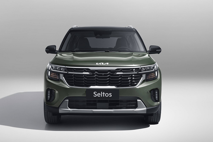 Hệ thống đèn 2 tầng trên đầu xe, viền hốc gió trung tâm, đèn sương mù LED phía trước, vành la-zăng, đèn hậu và cản sau. Trong đó, cả dải đèn LED định vị ban ngày và đèn hậu LED đều lấy cảm hứng thiết kế từ bản đồ sao. Ở bản cao cấp, xe sẽ dùng vành hợp kim đa chấu với đường kính 18 inch.